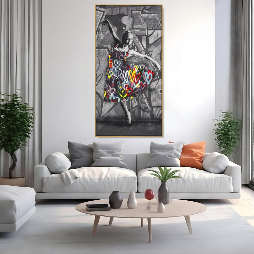 Tablou canvas cu tablou canvas cu balerina stilizata, in rama de aluminiu auriu, pe perete intr-un living